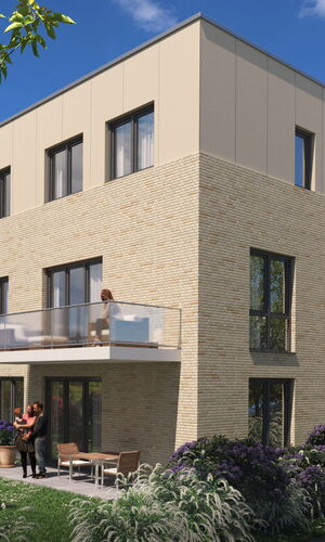 Modernes dreistöckiges Wohnhaus mit hellen Ziegelwänden, Balkon mit Glasgeländer und Garten mit Blumen