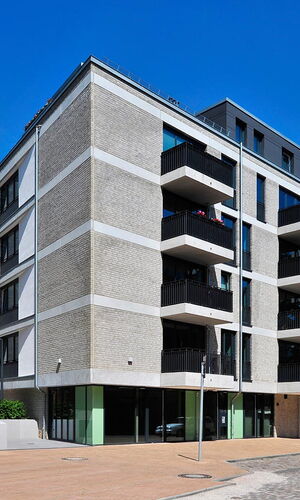Modernes Stadthaus mit mehreren Balkonen und großen Fenstern am Walkerdamm in Kiel