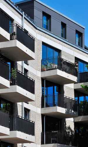Modernes Stadthaus mit mehreren Balkonen und großen Fenstern am Walkerdamm in Kiel
