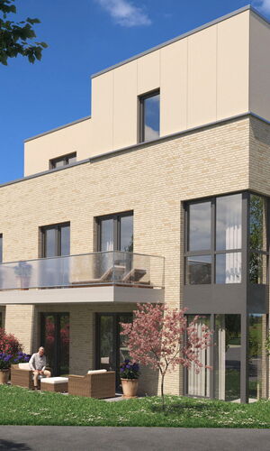 Modernes dreistöckiges Wohnhaus mit hellem Backstein, Balkon mit Glasgeländer und Garten mit Blumen