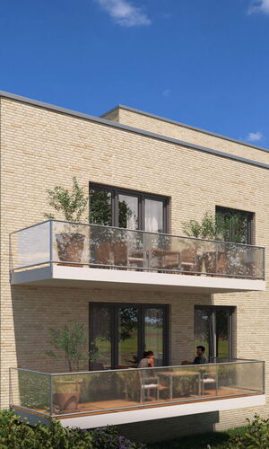 Modernes zweistöckiges Wohnhaus mit hellen Ziegeln, großen Fenstern und zwei Balkonen mit Glasgeländern, umgeben von Garten und Bäumen