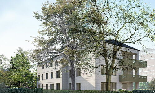 Mehrstöckiges Wohngebäude mit Balkonen hinter Hecke und Tor, umgeben von Bäumen unter blauem Himmel