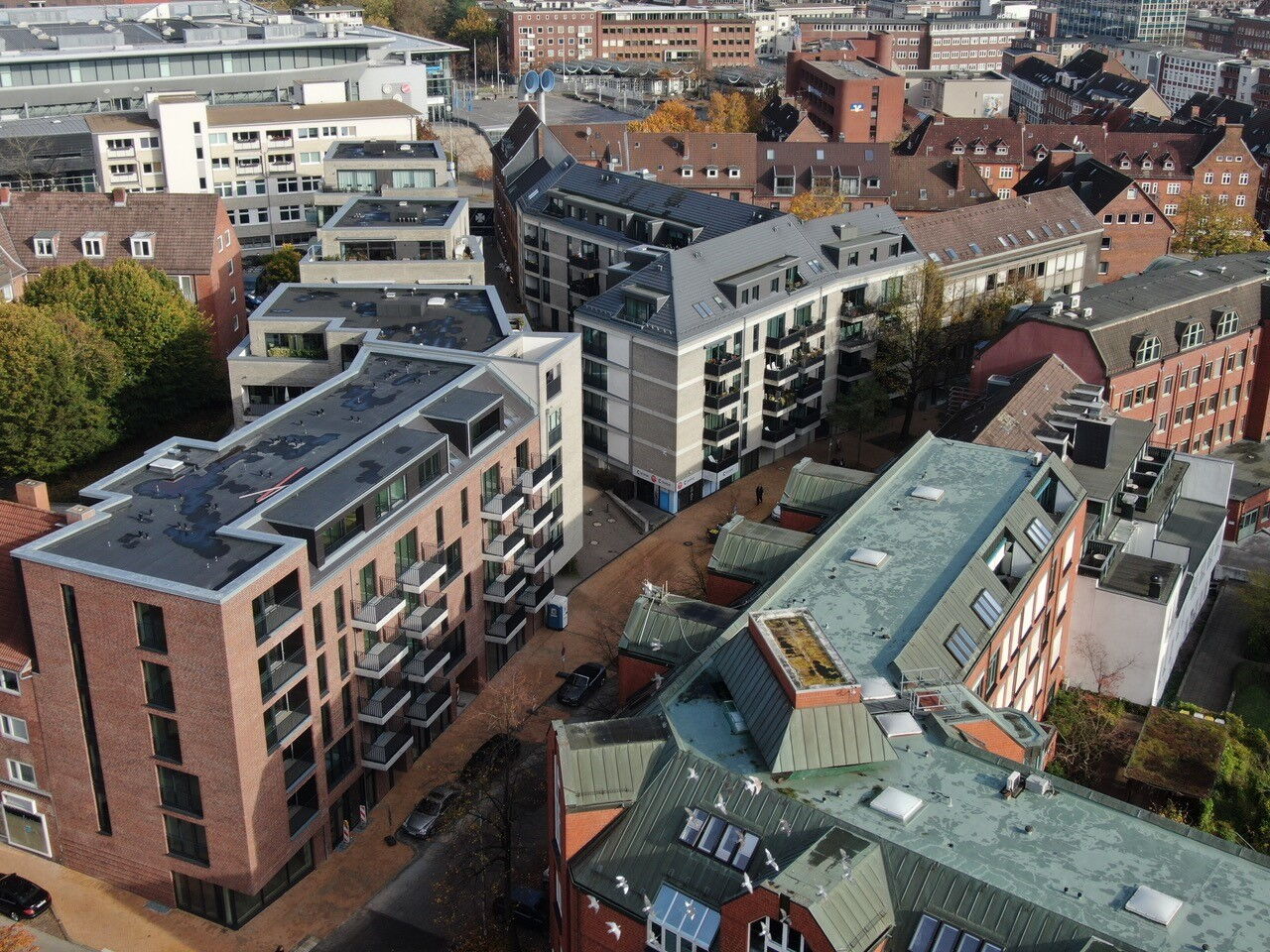 Luftaufnahme des Kieler Stadthauses am Walkerdamm mit modernen und historischen Gebäuden in der Innenstadt